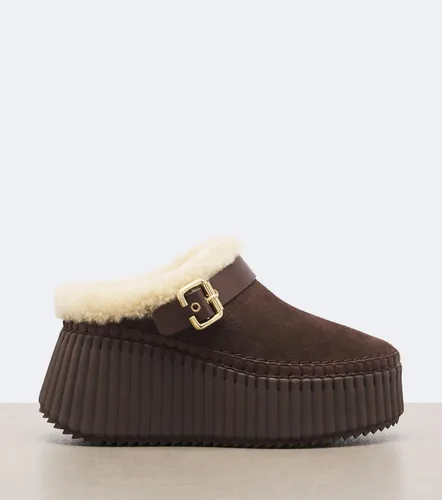 Chloé Mules con plataforma Nama de ante con borrego - Chloe - Modalova