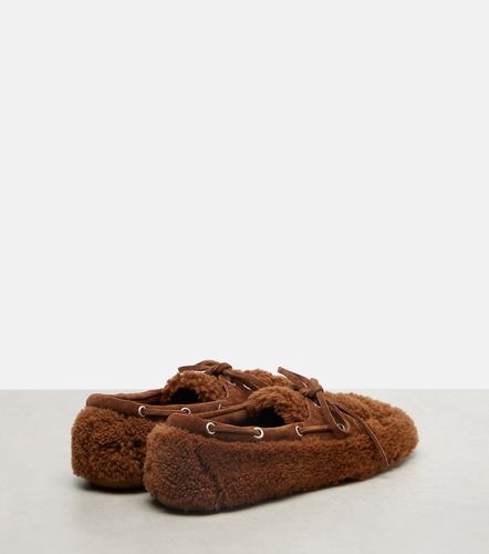 Mocassini in shearling con suede - Miu Miu - Modalova
