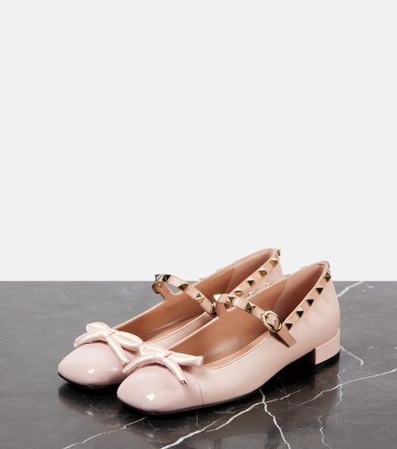 Mary-Jane-Ballerinas Rockstud Bow mit Lackleder - Valentino Garavani - Modalova