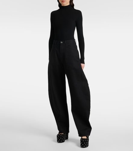 Alaïa Pumps in suede con borchie e zeppa - Alaia - Modalova