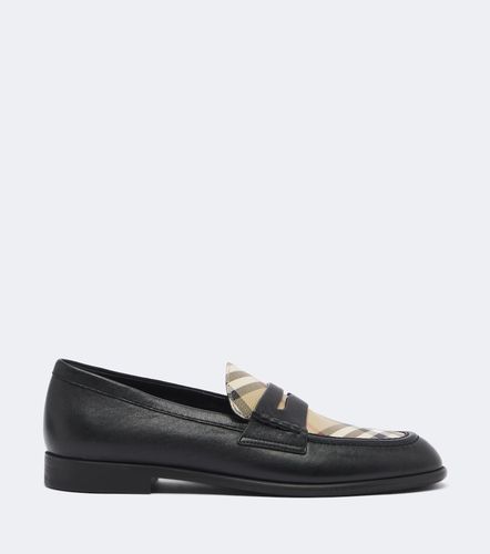Mocasines penny de piel con Check - Burberry - Modalova