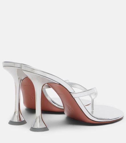 Juliette mirrored leather thong sandals - Amina Muaddi - Modalova