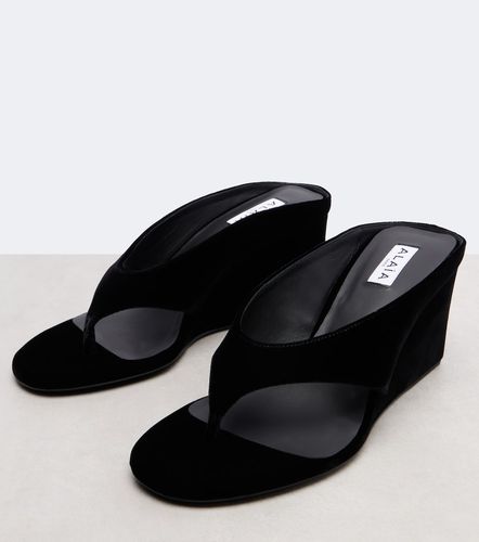 Alaïa Sandali infradito in velluto con zeppa - Alaia - Modalova