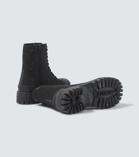Botas con cordones Combat Strike de lona - Balenciaga - Modalova