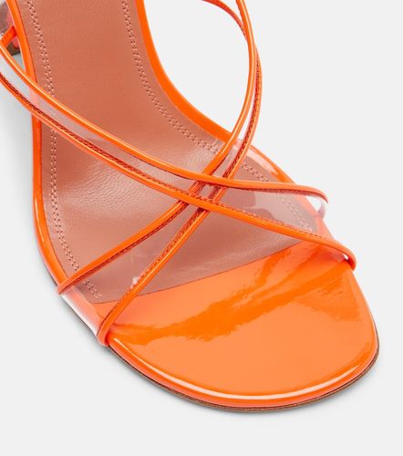 Sandalias Lena 90 de PVC y charol - Amina Muaddi - Modalova