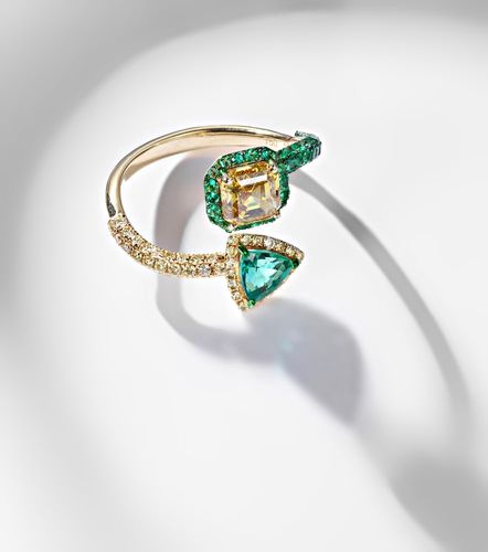 Anello in 18kt con diamanti e smeraldi - Kamyen - Modalova