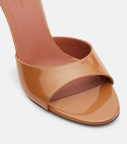 Mules Elodie 90 de charol - Amina Muaddi - Modalova
