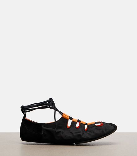 Suede-trimmed lace-up ballet flats - Alaia - Modalova