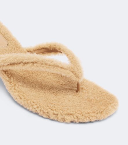 Sandali infradito Juliette in shearling - Amina Muaddi - Modalova