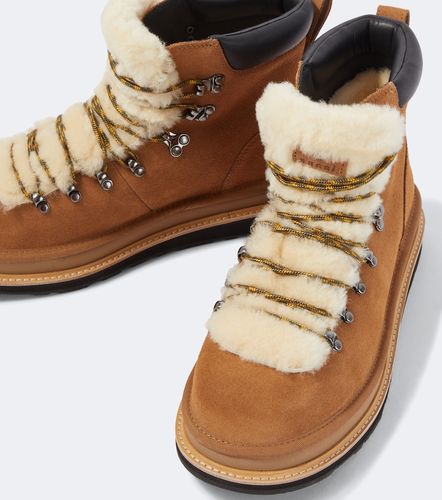 X UGG suede and shearling hiking boots - Sacai - Modalova