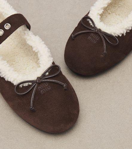 Shearling-lined suede ballet flats - Miu Miu - Modalova