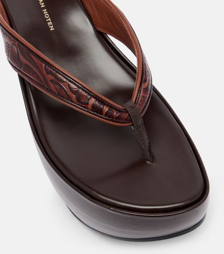 Embossed leather thong sandals - Dries Van Noten - Modalova