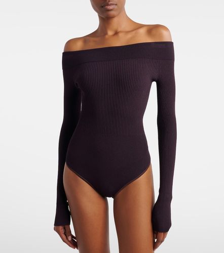 Ribbed-knit off-shoulder bodysuit - Alaia - Modalova