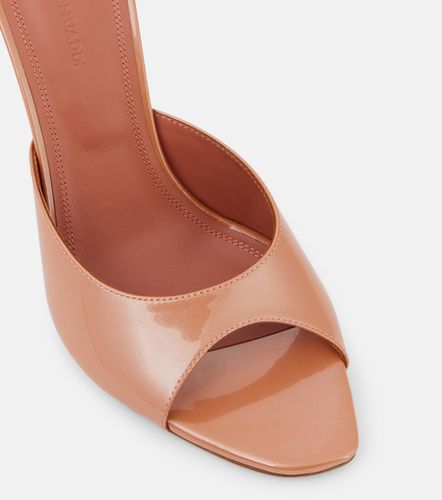 Mules Alexa 95 de charol - Amina Muaddi - Modalova