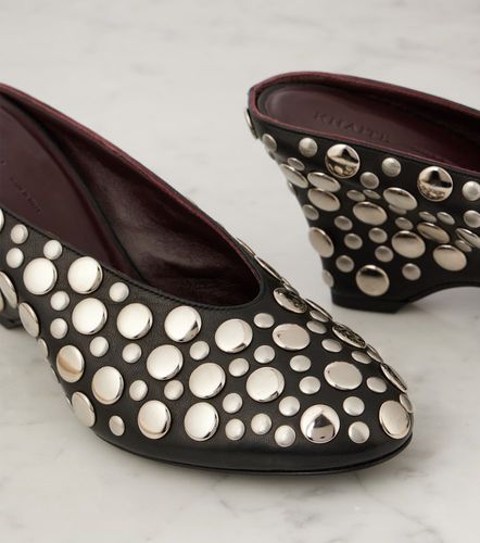Cloak 75 studded leather wedge mules - Khaite - Modalova
