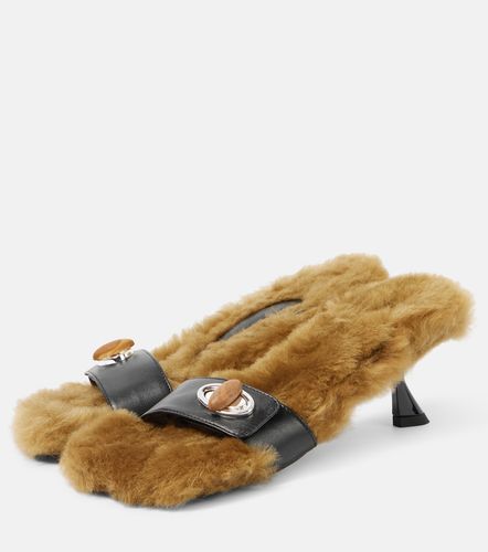 Turnlock shearling-trimmed mules - Christopher Esber - Modalova