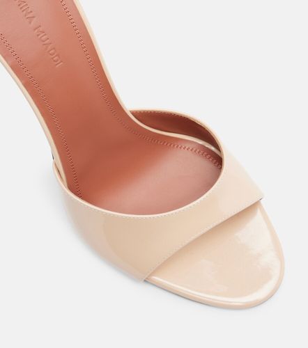 Mules Elodie 105 de charol - Amina Muaddi - Modalova