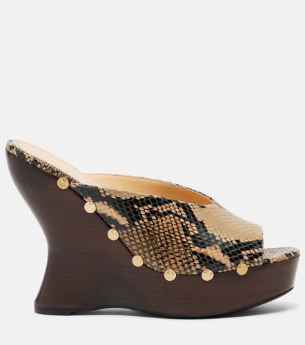 Snake-effect leather wedge mules - Magda Butrym - Modalova