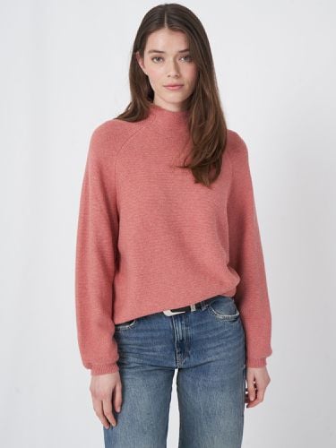 Cotton cashmere blend texted sweater with stand-up collar - REPEAT cashmere - Modalova