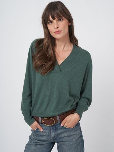 Super fine knit V-neck sweater - REPEAT cashmere - Modalova