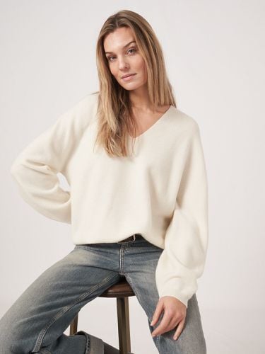 Seamless knitted V-neck cashmere sweater - REPEAT cashmere - Modalova