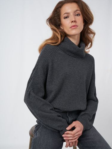 Cashmere sweater with wide turtlneck and shoulder detail - REPEAT cashmere - Modalova