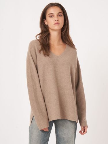 Seamless knitted V-neck cashmere sweater - REPEAT cashmere - Modalova