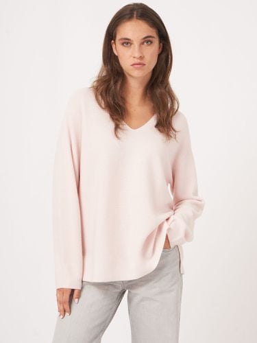 Seamless knitted V-neck cashmere sweater - REPEAT cashmere - Modalova