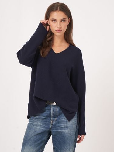 Seamless knitted V-neck cashmere sweater - REPEAT cashmere - Modalova