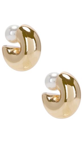 Pearl Huggie Earring in Metallic - 8 Other Reasons - Modalova