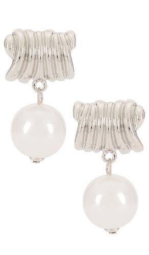 Pearly Drop Earring in Metallic - 8 Other Reasons - Modalova