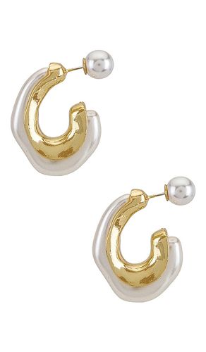 X REVOLVE Otter Pearl Hoop in Metallic - 8 Other Reasons - Modalova