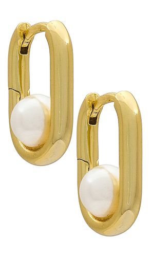 Oval & Pearl Huggie Earring in - By Adina Eden - Modalova