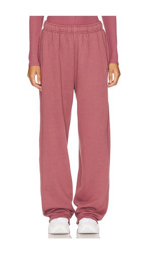 Accolade Straight Leg Sweatpant in Mauve. - size M (also in S, XS) - alo - Modalova