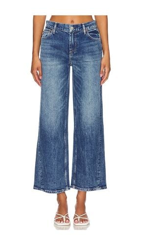 Ernie Cropped Low Rise Buckle Back Baggy Jean in Denim-Medium. - size 25 (also in 26, 27, 31) - Alice + Olivia - Modalova