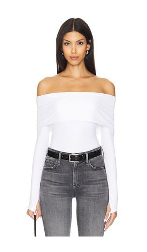 Elia Off Shoulder Bodysuit in White. - size L (also in M, XL) - Alice + Olivia - Modalova