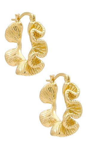 X REVOLVE Wave Hoops in - Amber Sceats - Modalova