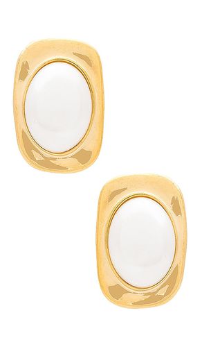 Pearl Earrings in - Amber Sceats - Modalova