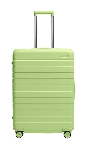 Away The Medium Suitcase in Olive - Away - Modalova