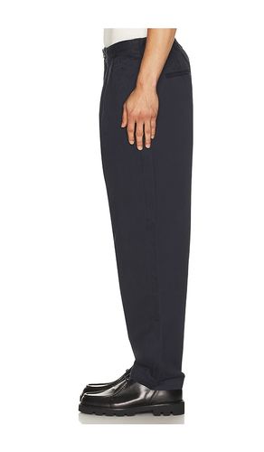 Yorklane Twill Trouser in Navy. - size 30 (also in 32, 34, 36) - Barbour - Modalova