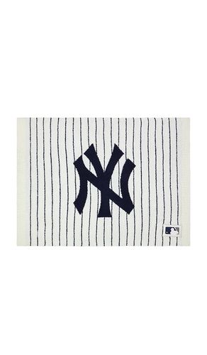 Cozychic New York Yankees Stroller Blanket in - Barefoot Dreams - Modalova