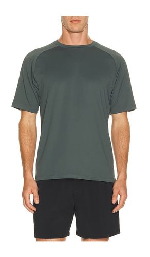 All in Active Tee in . Taglia L. Also in M, S, XL/1X, XXL/2X - Beyond Yoga - Modalova