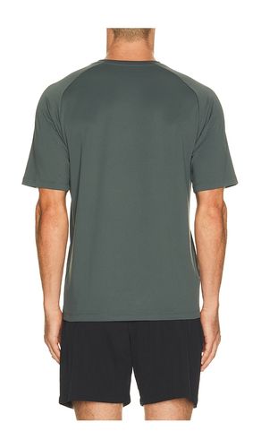 All in Active Tee in . Taglia L. Also in M, S, XL/1X, XXL/2X - Beyond Yoga - Modalova