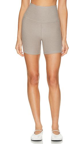 Keep Pace Biker Short in Taupe. - size M (also in S, XL) - Beyond Yoga - Modalova