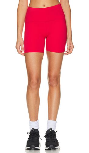 Powerbeyond Strive Biker Short in Red. - size L (also in M, S, XL, XS) - Beyond Yoga - Modalova