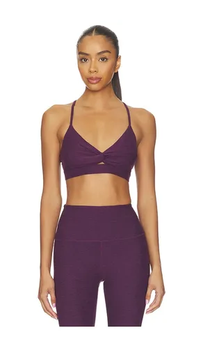 Twist Front Strappy Bra in Purple. - size L (also in M, XL, XS) - Beyond Yoga - Modalova