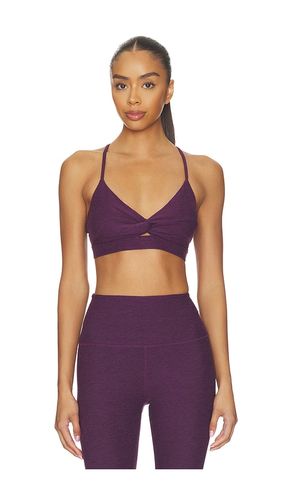 Twist Front Strappy Bra in Purple. - size L (also in XL, XS) - Beyond Yoga - Modalova
