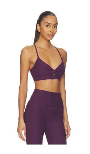 Twist Front Strappy Bra in Purple. - size L (also in XL, XS) - Beyond Yoga - Modalova