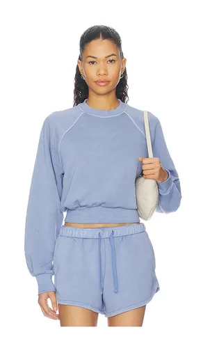 Raglan Crew Sweatshirt in Blue. - size S (also in XS, M, L) - Beyond Yoga - Modalova