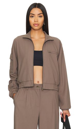 Status Pocket Sleeve Cropped Jacket in Brown. - size L (also in M, S, XL) - Beyond Yoga - Modalova